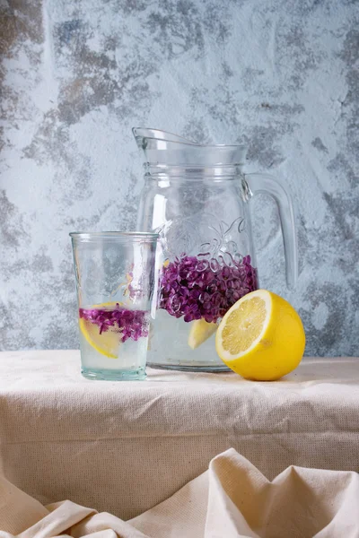 Eau de limonade lilas au citron — Photo