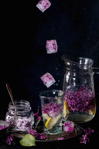 Liliowy lemoniady wody z cytryną — Zdjęcie stockowe