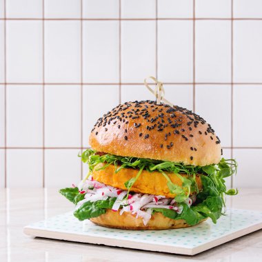 Ev yapımı tatlı patates hamburger