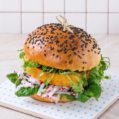 Ev yapımı tatlı patates hamburger