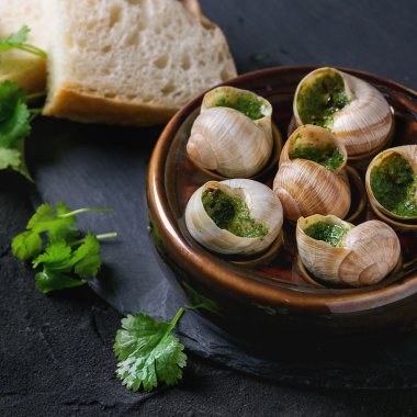 Escargots de Bourgogne salyangozları yemeye hazır
