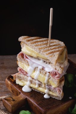 jambon ve peynirli tost