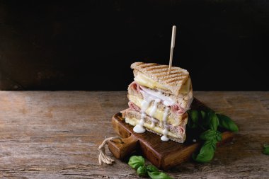 jambon ve peynirli tost