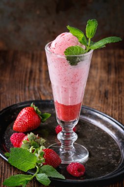 Nane ile çilek şerbet