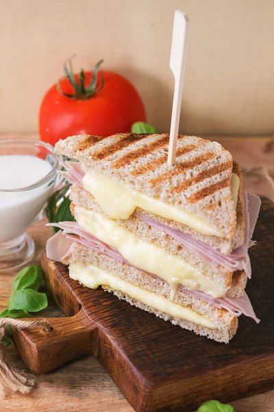 Tostadas con queso y jamón — Foto de Stock