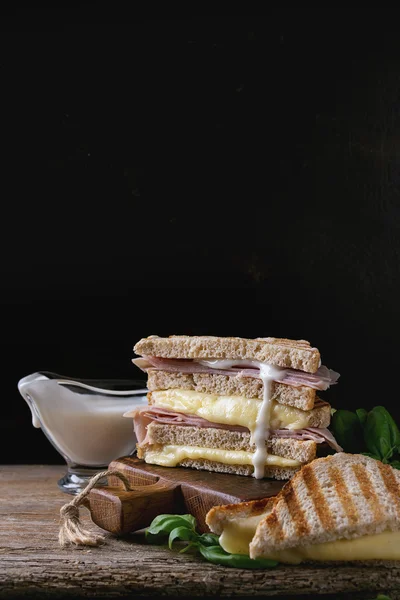 Rostat bröd med ost och skinka — Stockfoto
