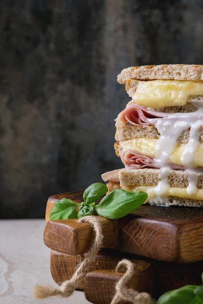 Tostadas con queso y jamón — Foto de Stock