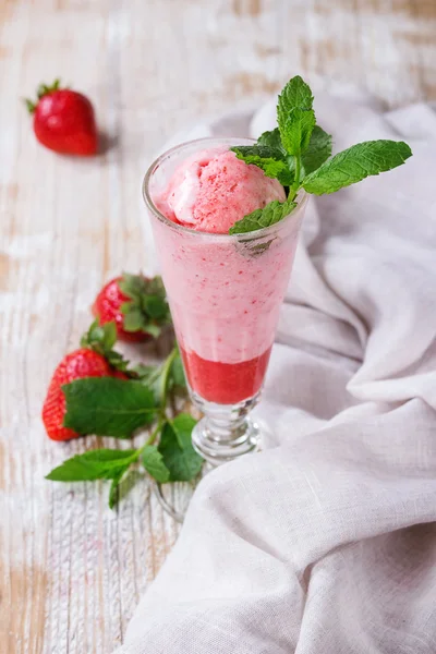 Strawberry sorbet with mint — Stock Photo, Image