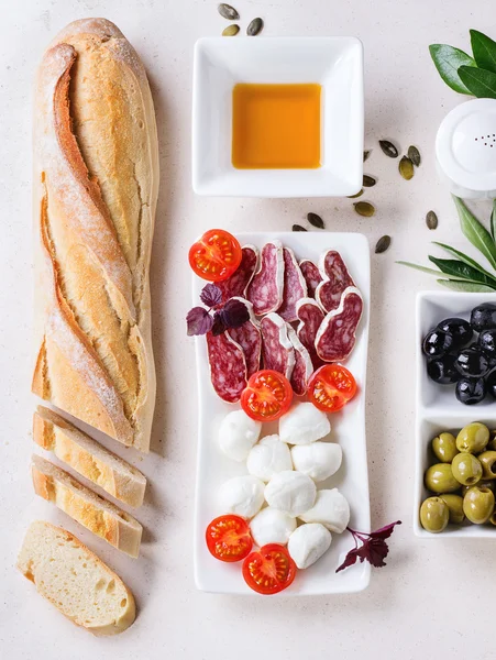 Закуска с оливками и хлебом — стоковое фото