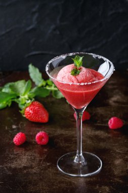 Nane ile çilek şerbet