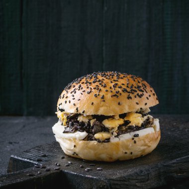 Siyah pirinç vejetaryen burger