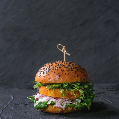 Ev yapımı tatlı patates hamburger