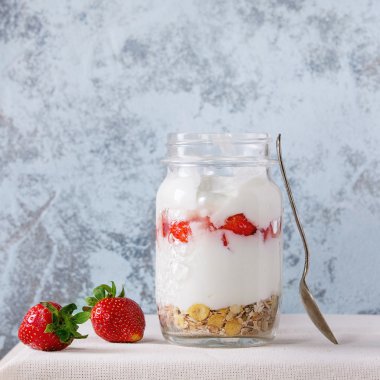 Müsli ve yoğurt ile Servis Kahvaltı