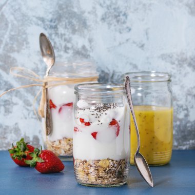 Müsli ve yoğurt ile Servis Kahvaltı