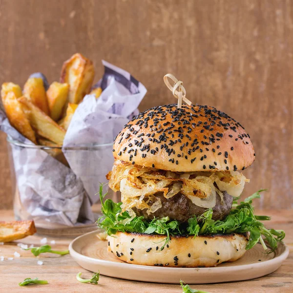 Zelfgemaakte hamburgers met rundvlees — Stockfoto