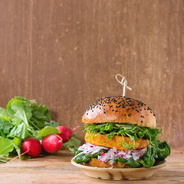 Hemgjord sötpotatis burger — Stockfoto