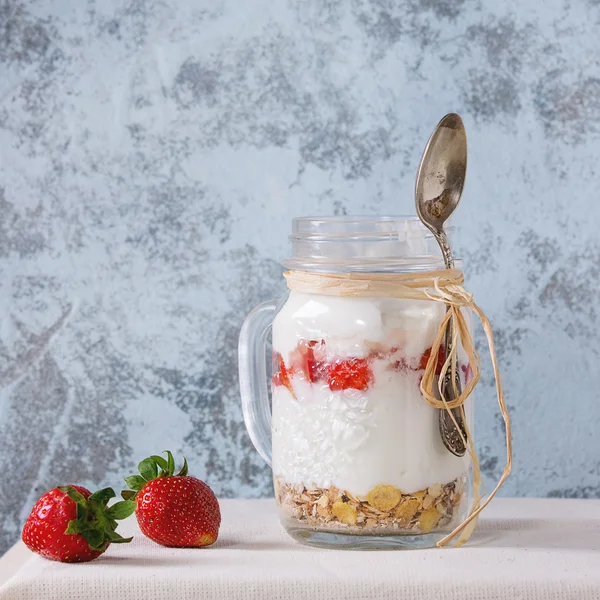 Müsli ve yoğurt ile Servis Kahvaltı — Stok fotoğraf