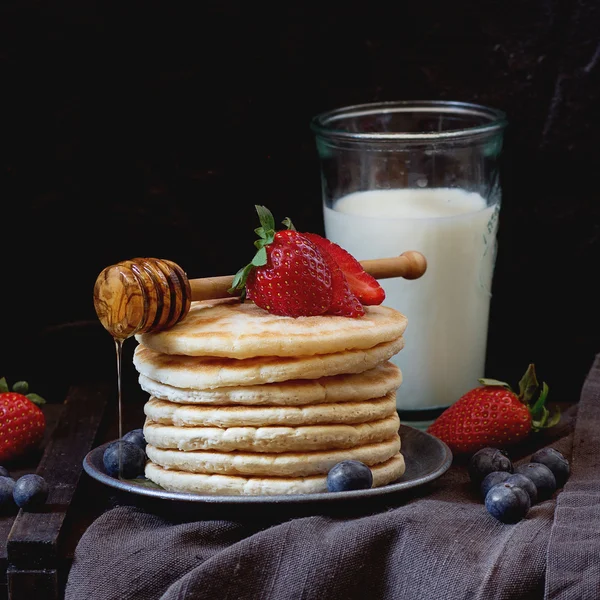 Pancakes with fresh berries — Stock Photo, Image