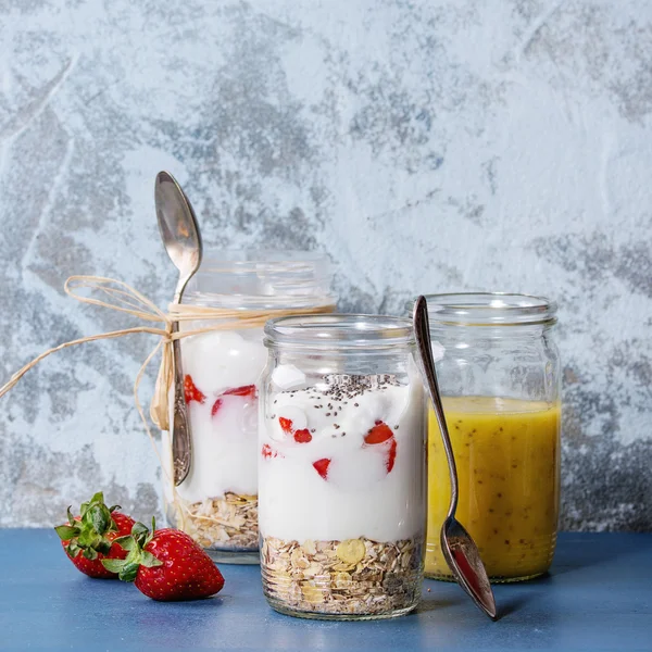 Ontbijt met muesli en yoghurt — Stockfoto