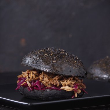 Yemekler ile siyah burger