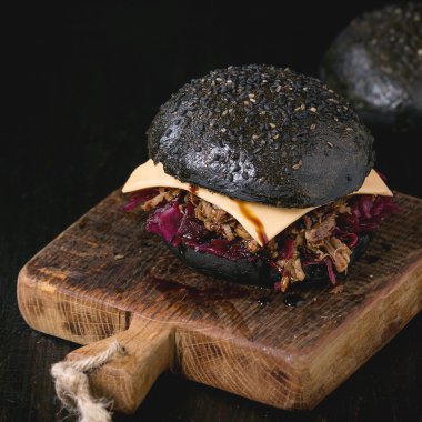 Yemekler ile siyah burger