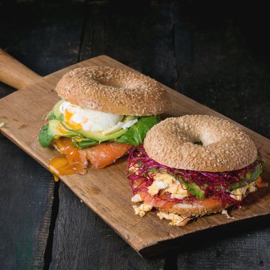 Somon ve yumurta ile simit