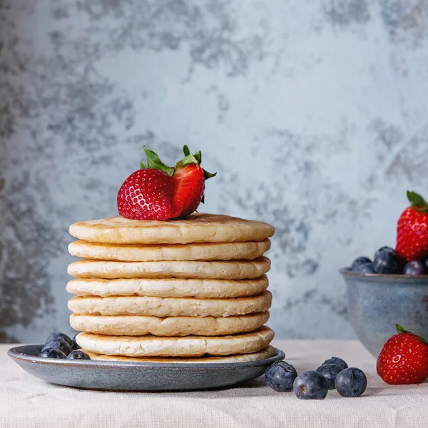 Panekuk dengan buah berry segar — Stok Foto