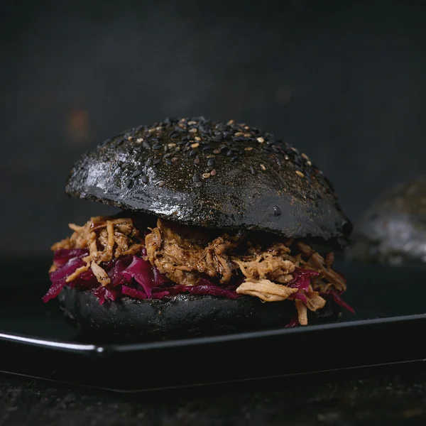 Black Burger mit Eintöpfen — Stockfoto