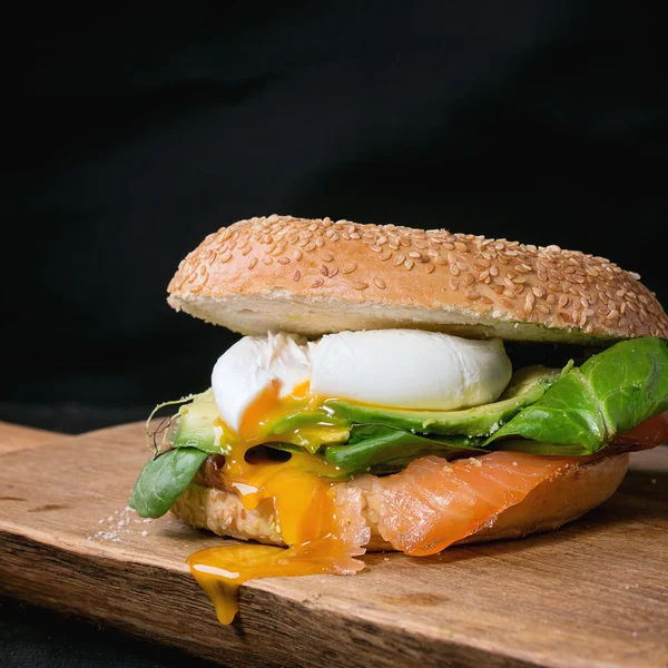 Bagel with salmon and egg — Stock Photo, Image