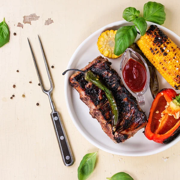 BBQ meat and vegetables — Stock Photo, Image