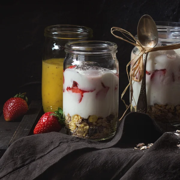 Müsli ve yoğurt ile Servis Kahvaltı — Stok fotoğraf