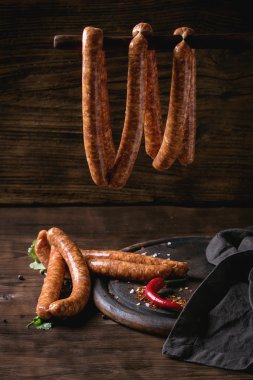 Barbekü için çiğ sosis