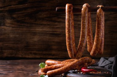 Barbekü için çiğ sosis
