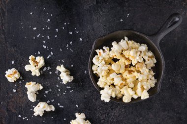 Hazırlanan tuzlu popcorn