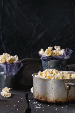 Hazırlanan tuzlu popcorn