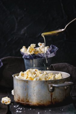 Hazırlanan tuzlu popcorn