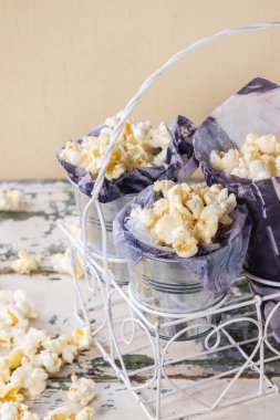 Hazırlanan tuzlu popcorn