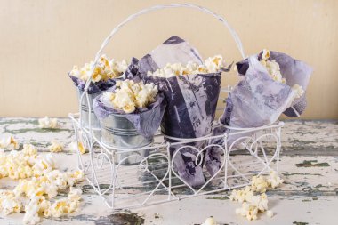 Hazırlanan tuzlu popcorn