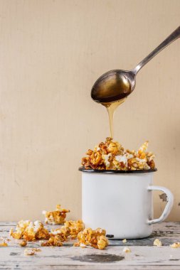 Hazırlanan tuzlu popcorn