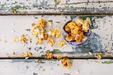 Hazırlanan tuzlu popcorn