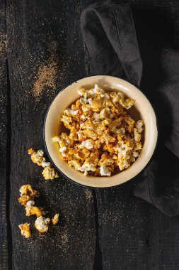 Hazırlanan tuzlu popcorn