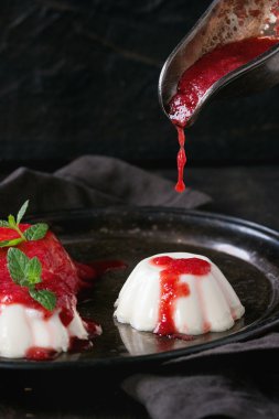 Çilekli panna cotta