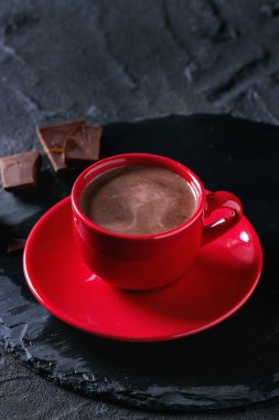 Bir fincan sıcak çikolata.