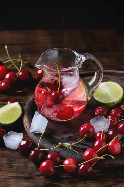 Körsbär och lime saft — Stockfoto