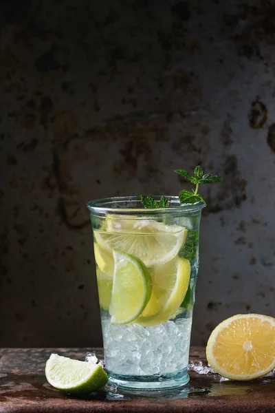 Lemonade with lime and lemon — Stock Photo, Image