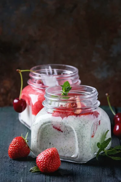 Yogurt with mint and cherry — ストック写真