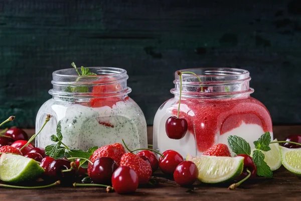 Yogurt with mint and cherry — ストック写真