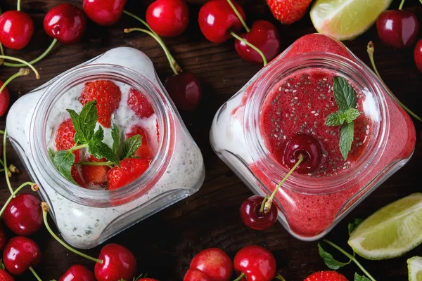 Yogurt with mint and cherry — 图库照片