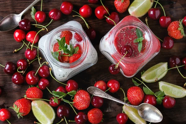 Yogurt with mint and cherry — ストック写真