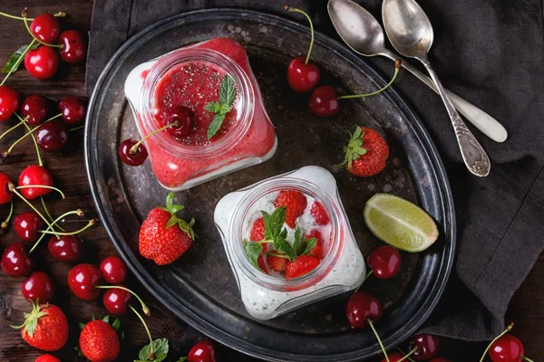 Yogurt with mint and cherry — 图库照片